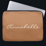 Caramel Bruine Script Naam Minimalistisch Geperson Laptop Sleeve<br><div class="desc">Deze laptophoes heeft een warme,  karamelbruine achtergrond met een naam in vloeiend crèmeschrift dwars over de voorkant — eenvoudig,  persoonlijk en heel gemakkelijk te herkennen in een tas. Het is een geweldig cadeau voor een student,  een net afgestudeerde of eigenlijk iedereen die zijn laptop een beetje persoonlijker wil maken.</div>