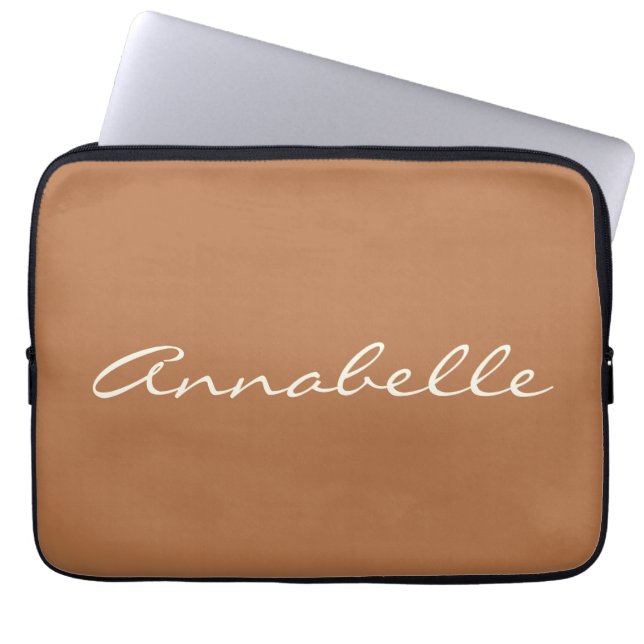 Caramel Bruine Script Naam Minimalistisch Geperson Laptop Sleeve (Voorkant)