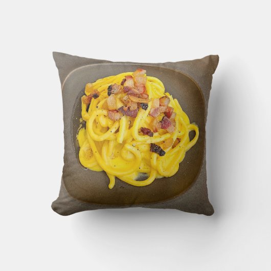 Carbonara pasta van dichtbij kussen (Voorkant)