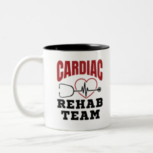 Cardiale rehab team cardioloog verpleegster tweekleurige koffiemok