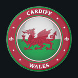 Cardiff Wales Magneet<br><div class="desc">Een 3D-afbeelding van de Welshe nationale vlag,  zit in het midden van het ontwerp De hoofdstad,  Cardiff,  bevindt zich aan de bovenkant van het afbeelding en het land,  Wales,  bevindt zich aan de onderkant van het afbeelding. Tussen de twee stukken tekst staan decoratieve sterren en twee fleur-de-lis.</div>