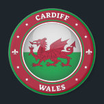 Cardiff Wales Magneet<br><div class="desc">Een 3D-afbeelding van de Welshe nationale vlag,  zit in het midden van het ontwerp De hoofdstad,  Cardiff,  bevindt zich aan de bovenkant van het afbeelding en het land,  Wales,  bevindt zich aan de onderkant van het afbeelding. Tussen de twee stukken tekst staan decoratieve sterren en twee fleur-de-lis.</div>