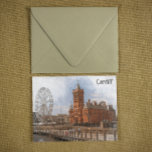 Cardiff Wales Verenigd Koninkrijk Vintage Travel Briefkaart<br><div class="desc">Dit is een prachtig Cardiff briefkaart met een panorama uitzicht over de hoofdstad van Wales. Dit product is een geweldig reissouvenir en cadeau-idee voor elke toerist en bezoeker van de Britse reisbestemming. Nu kopen.</div>