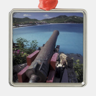 CARIBBEAN, St. Barts, Kanon gericht op Baai van Metalen Ornament