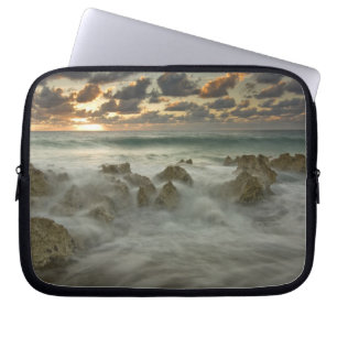 Caribische Zee, Kaaimaneilanden. Brekende golven Laptop Sleeve