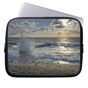 Caribische Zee, Kaaimaneilanden. Brekende golven Laptop Sleeve