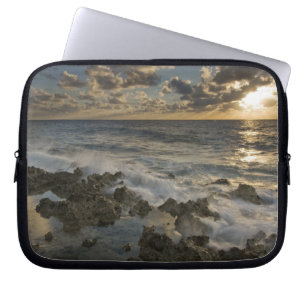 Caribische Zee, Kaaimaneilanden.  Brekende golven  Laptop Sleeve