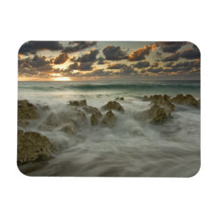 Caribische Zee, Kaaimaneilanden.  Brekende golven  Magneet