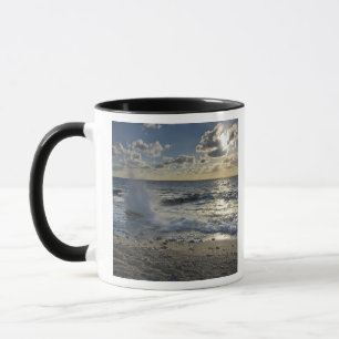 Caribische Zee, Kaaimaneilanden.  Brekende golven Mok