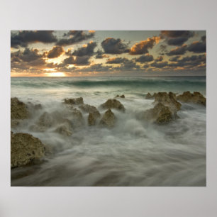 Caribische Zee, Kaaimaneilanden.  Brekende golven  Poster