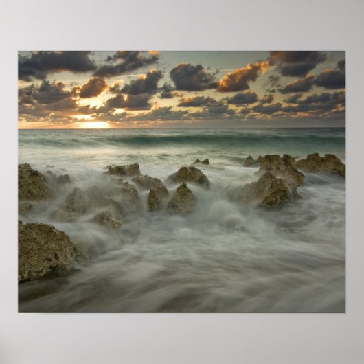 Caribische Zee, Kaaimaneilanden.  Brekende golven  Poster (Voorkant)