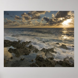 Caribische Zee, Kaaimaneilanden.  Brekende golven  Poster