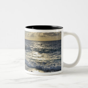 Caribische Zee, Kaaimaneilanden. Brekende golven Tweekleurige Koffiemok