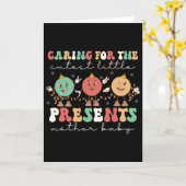 Caring For The Cutest Little Presents Mbu Nurse Ch Kaart (Gele Bloem)