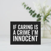 Caring is een misdaad Funny Quote Briefkaart (Staand voorkant)