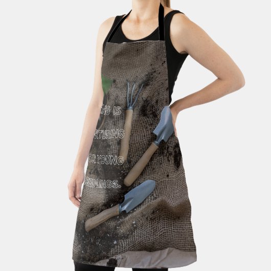 "CARING IS NURTURING FOR YOUNG SEEDLINGS"-ontwerpe Schort (Insitu)