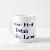 Carlton Lasiter's Mok "Shoot First" - Psych (Voorkant links)