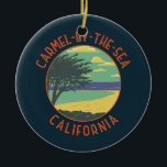 Carmel-by-the-Zee California Retro Distress Keramisch Ornament<br><div class="desc">Carmel-by-the-Zee in een vectorkunststijl. Carmel-by-the-Zee is een kleine strandstad op het schiereiland Monterey in Californië. Het staat bekend om de musea en de bibliotheek van de historische Carmel Mission.</div>