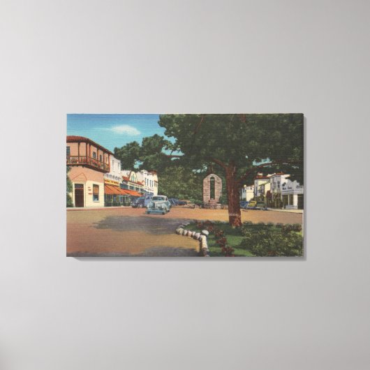 Carmel, CA - Street Scene met bomen en winkels Canvas Afdruk (Voorkant)