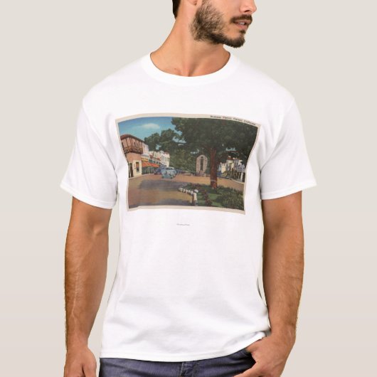 Carmel, CA - Street Scene met bomen en winkels T-shirt (Voorkant)