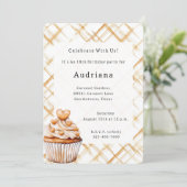 Carmel Cream Hearts Cupcake Verjaardag Kaart (Staand voorkant)