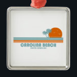 Carolina Beach North Carolina Sun Palm Trees Metalen Ornament<br><div class="desc">Reizigers genieten al sinds het einde van de jaren 1800 van Carolina Beach en zijn boardwalk. In de loop der jaren is deze houten,  voetgangerswandelweg uitgebreid tot meerdere winkels,  restaurants en een pretpark.</div>