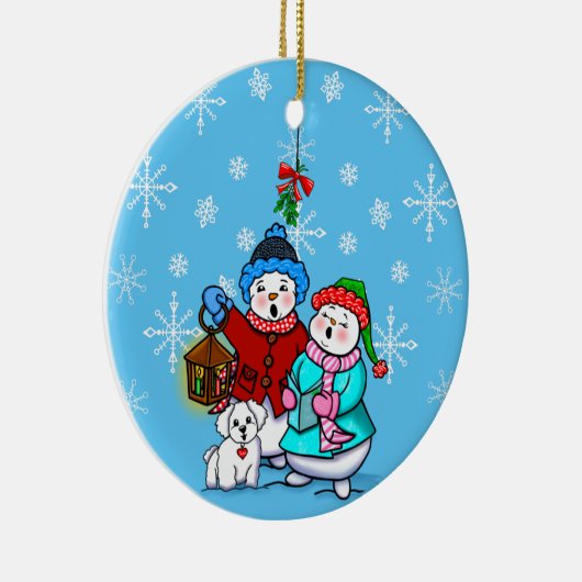 Caroling Snow Couple met Dog kerstversiering Keramisch Ornament (Rechts)