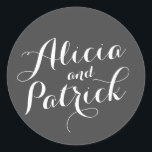 Carolyna Wedding Ronde Sticker<br><div class="desc">Elegant trouwontwerp met de namen van de bruid en bruidegom in een groot grillig handgeschreven stijlscript. De kleuren en lettertypen in het ontwerp zijn allemaal volledig aanpasbaar. Voor overeenkomende items zoals rsvp-kaarten,  stickers,  invoegkaarten en meer,  klik op de onderstaande link om het hele Carolyna Wedding-collectie te uitzichten.</div>
