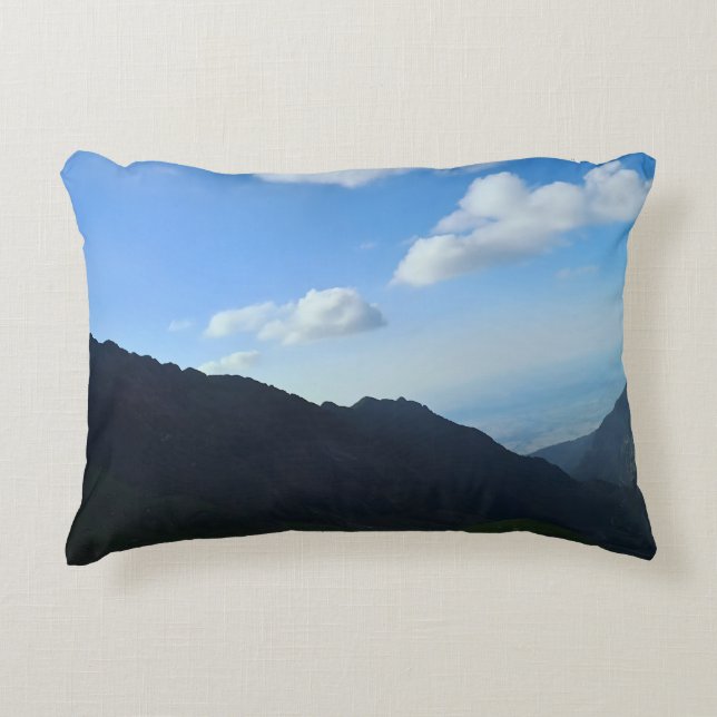 Carpathian Blue Sky Peaks – Roemeense Bergkunst Accent Kussen (Voorkant)