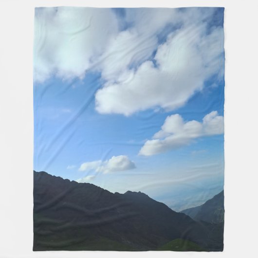 Carpathian Blue Sky Peaks – Roemeense Bergkunst Fleece Deken (Voorkant)