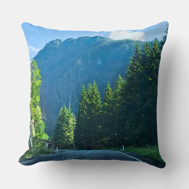 Carpatische Bosweg – Roemeense Bergprint Kussen (Voorkant)