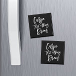 Carpe dat het Doorkrijgen van Diem Hand Lettered C Magneet<br><div class="desc">Geef jezelf een dubbele dosis motivatie en humor met onze zwarte en witte magneet met "koolstof die diem doet waaien" in handgeschreven stijl penseeltypografie. Een leuke en moderne kijk op de klassieke Latijnse expressie.</div>