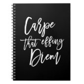 Carpe dat het Doorkrijgen van Diem Hand Lettered C Notitieboek (Voorkant)