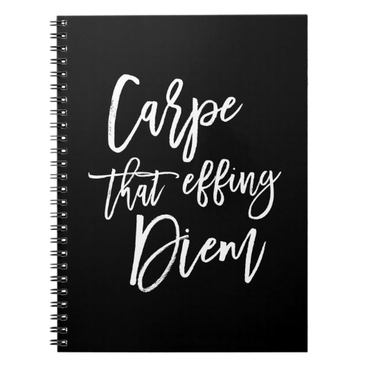 Carpe dat het Doorkrijgen van Diem Hand Lettered C Notitieboek (Voorkant)