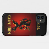 "Carpe Diem" Iphone case met zwarte en rode leeuw. (Achterkant (horizontaal))