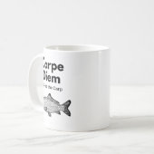 Carpe Diem Seize the Carp Vist Shirt, Funny Koffiemok (Voorkant links)