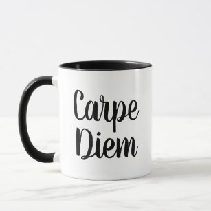 Carpe Diem-typografie met zwarte en witte handschr Mok