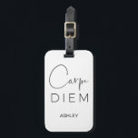 CARPE DIEM | Typografie met zwarte handschrift Bagagelabel<br><div class="desc">Beleg de dag! Dit is het! Maak je leven buitengewoon! Een wit bagagelabel met "Carpe Diem" in twee zwarte lettertypen: een prachtige, sexy handgeschreven scriptkalligrafie typografie en een mooie, lichte, elegante sans serif. Gepersonaliseerd met de naam hieronder. De achterkant van de kaart heeft een slot voor uw visitekaartje. Stijlvol, modern...</div>
