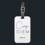 CARPE DIEM | Typografie met zwarte handschrift Bagagelabel<br><div class="desc">Beleg de dag! Dit is het! Maak je leven buitengewoon! Een wit bagagelabel met "Carpe Diem" in twee zwarte lettertypen: een prachtige, sexy handgeschreven scriptkalligrafie typografie en een mooie, lichte, elegante sans serif. Gepersonaliseerd met de naam hieronder. De achterkant van de kaart heeft een slot voor uw visitekaartje. Stijlvol, modern...</div>