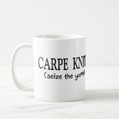 Carpe Knit    (Seize the Yarn) Knitter Gifts Koffiemok (Links)