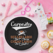 Carpenter geschoolde arbeid is niet goedkoop overs papieren bordje (Feest)