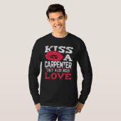 Carpentry Kiss A Carpenter Also Need Love Carpente T-shirt (Voorkant volledig)