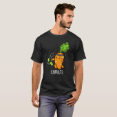Carrate Funny Carrot Karate Pun Dark BG T-shirt (Voorkant volledig)