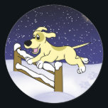 Cartoon Agility Dog Christmas Ronde Sticker<br><div class="desc">Een gele tekenfilmhond (geen specifiek ras) doet een beetje hondenbehendigheid door op een winternacht over een met sneeuw bedekt hek te springen. De achtergrond is een donkerblauwe lucht met veel vallende sneeuw. Als je goed kijkt, zie je zelfs de poot van de poot sporen op de grond. Schattigee vakantie hond...</div>