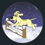 Cartoon Agility Dog Christmas Ronde Sticker<br><div class="desc">Een gele tekenfilmhond (geen specifiek ras) doet een beetje hondenbehendigheid door op een winternacht over een met sneeuw bedekt hek te springen. De achtergrond is een donkerblauwe lucht met veel vallende sneeuw. Als je goed kijkt, zie je zelfs de poot van de poot sporen op de grond. Schattigee vakantie hond...</div>
