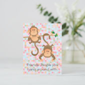 Cartoon apen hangen rond briefkaart (Staand voorkant)