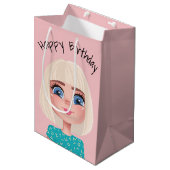 Cartoon Birthday Girl op Blush Pink Medium Cadeauzakje (Voorkant Gekanteld)
