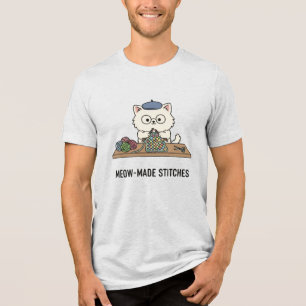 Cartoon Blauwe Baret Kat Breiend met Kleurig Garen Tri-Blend Shirt