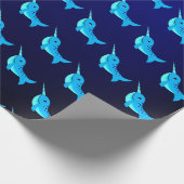 Cartoon blue narwhals patroon op Navy Blue Cadeaupapier (Hoek)