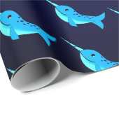 Cartoon blue narwhals patroon op Navy Blue Cadeaupapier (Rol Hoek)
